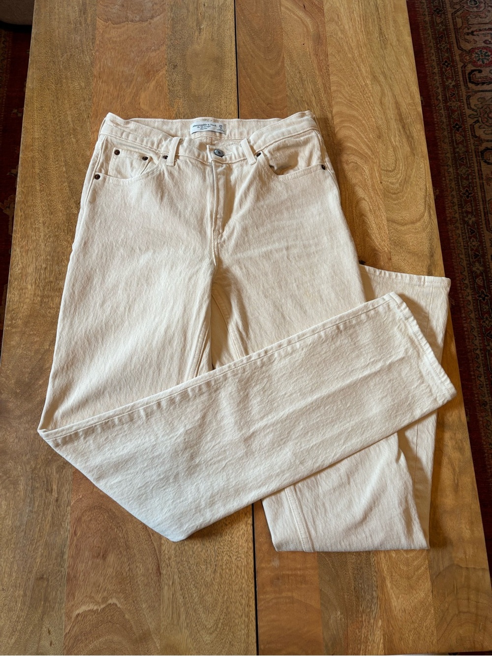 A&F Cream Mid-rise 90s Straight Jeans 25 long